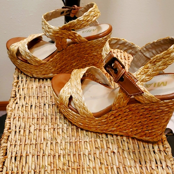 MIA - Picture 4 of 7